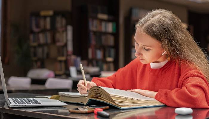 1747919267-Here-Know-Why-Books-Are-Important-in-Students-Life-1.jpg