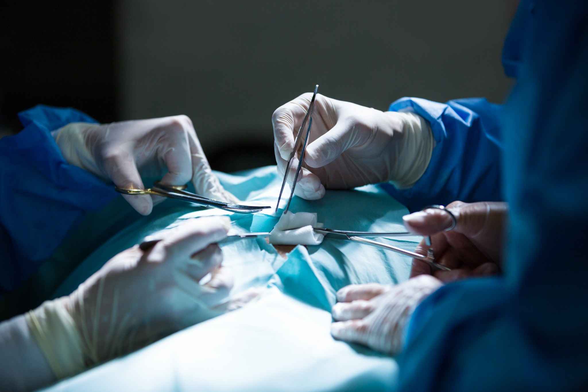 1752253409-surgeons-performing-operation-operation-room-150kb.jpg