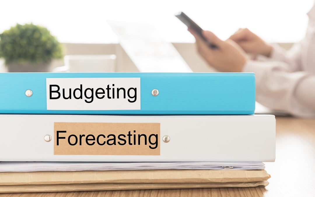 1755090660-budgeting-vs-forecasting-1.jpg